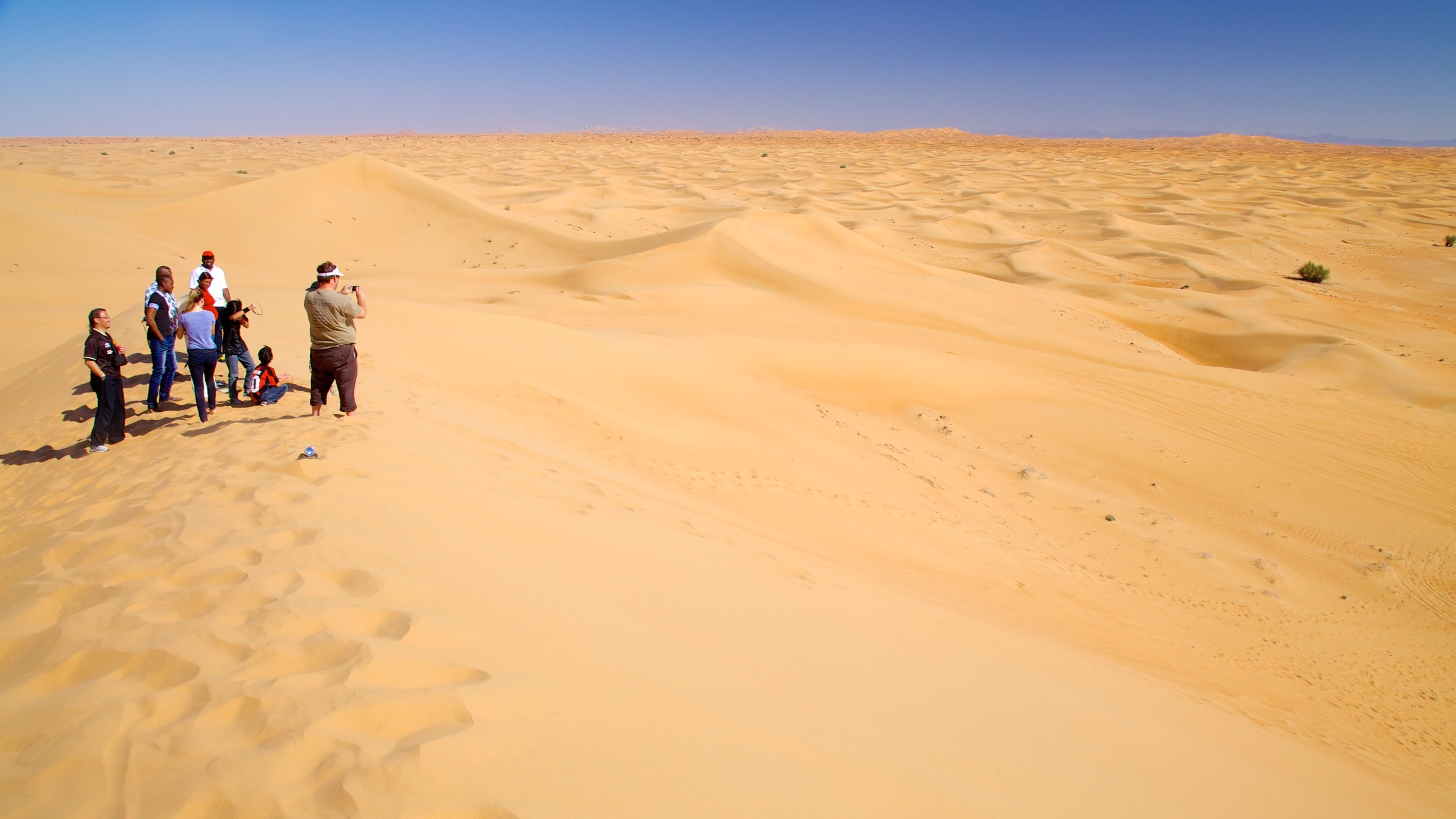 Sa mạc Dubai có tính năng cảnh sa mạc cũng như nhóm nhỏ