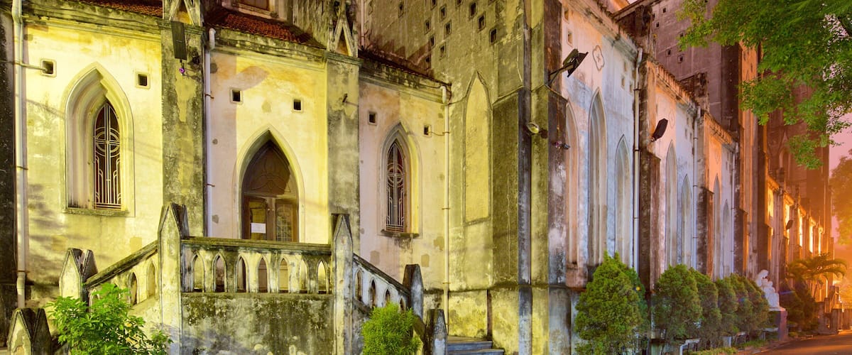 Catedral de St. Joseph caracterizando mercados, uma igreja ou catedral e elementos de patrimônio