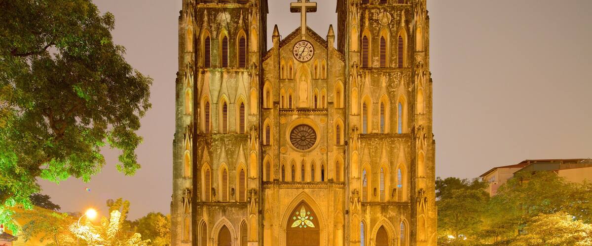 Catedral de St. Joseph que inclui mercados, elementos de patrimônio e uma igreja ou catedral