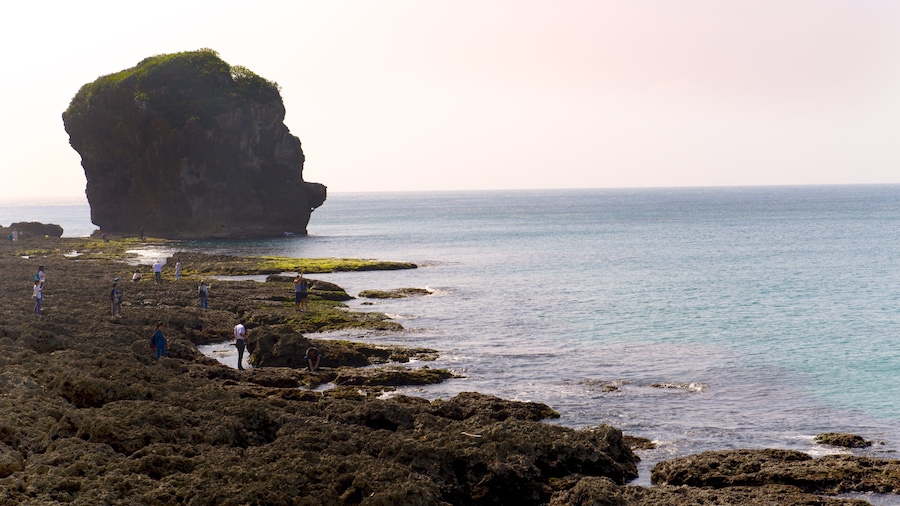 Kenting National Park featuring rocky coastline