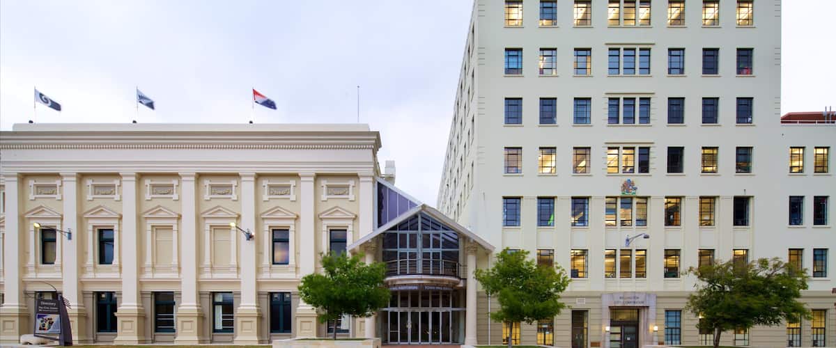 Wellington Town Hall 设有 行政大樓 和 歷史建築
