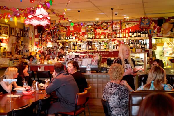 Courtenay Place das einen Innenansichten und Bar sowie kleine Menschengruppe