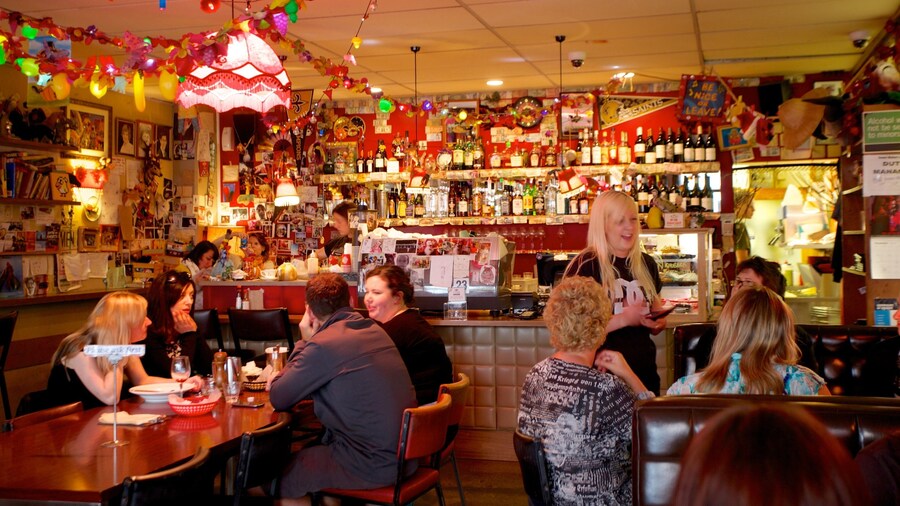 Courtenay Place que inclui vistas internas e um bar assim como um pequeno grupo de pessoas