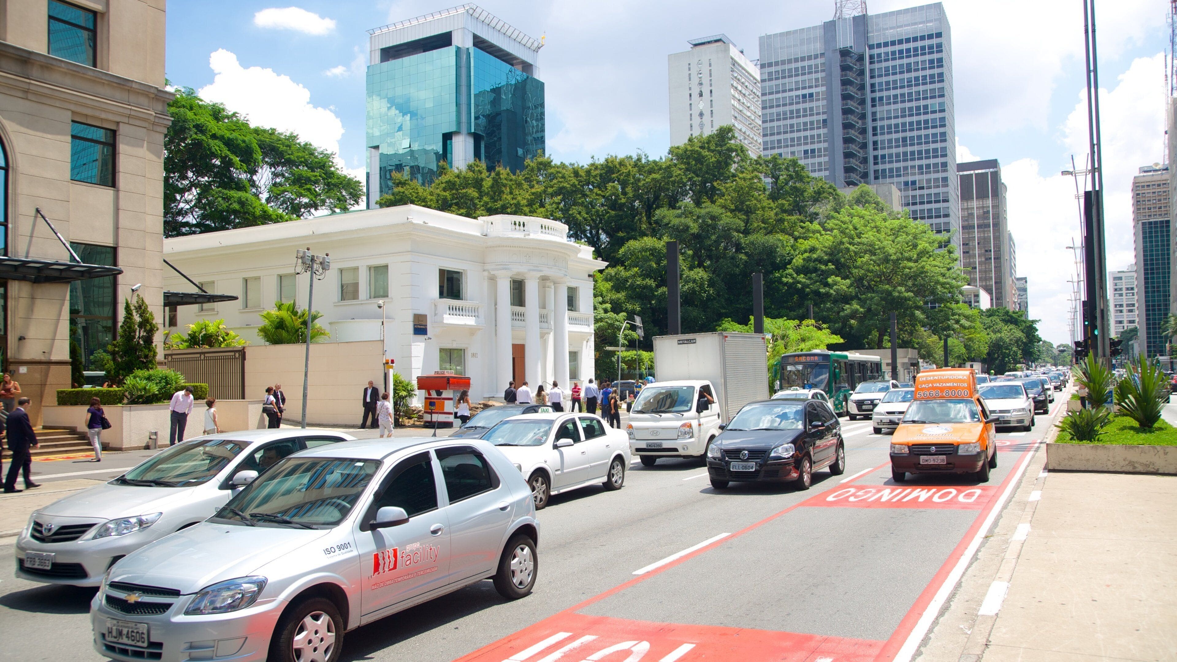 Avenue Paulista mettant en vedette scènes de rue et ville
