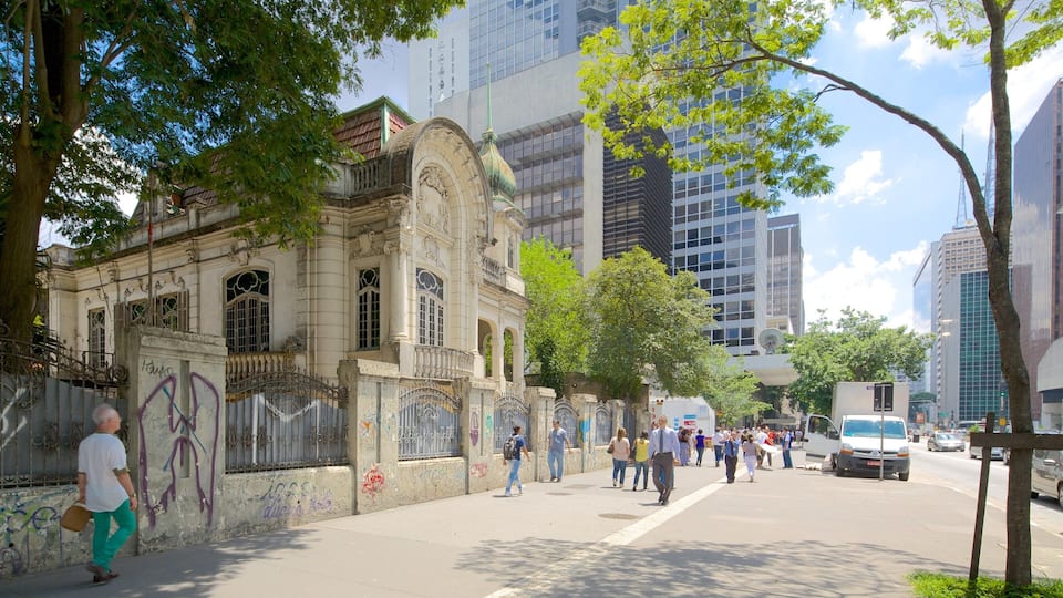 Paulista Avenue featuring heritage architecture