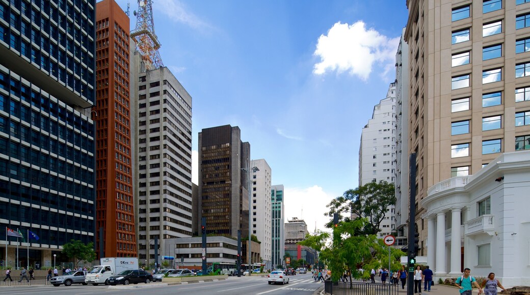 Avenida Paulista mostrando strade e città