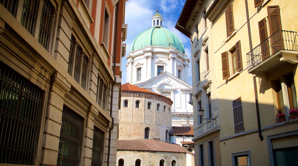 Piazza del Duomo featuring heritage elements