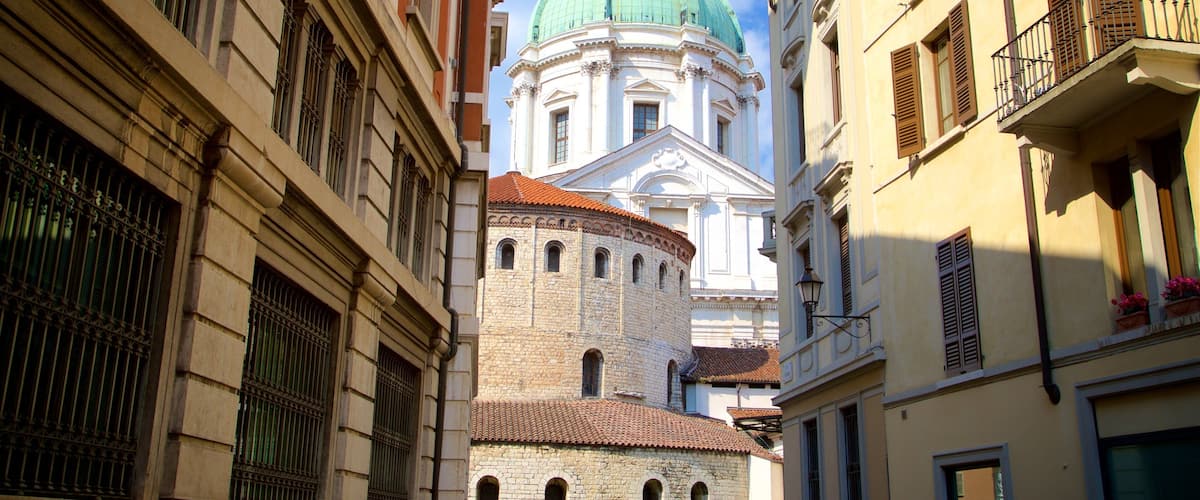 Piazza del Duomo featuring heritage elements