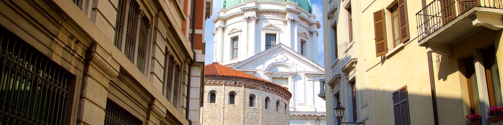 Piazza del Duomo featuring heritage elements