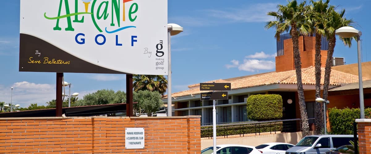 Alicante Golf Course featuring signage