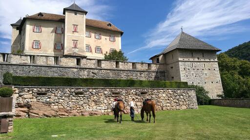 In mezzo alle colline tra Trento e Bolzano trovi questo bellissimo castello, con interni originali
visitabile.