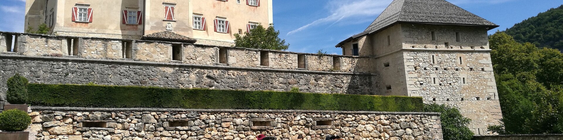In mezzo alle colline tra Trento e Bolzano trovi questo bellissimo castello, con interni originali 
visitabile.