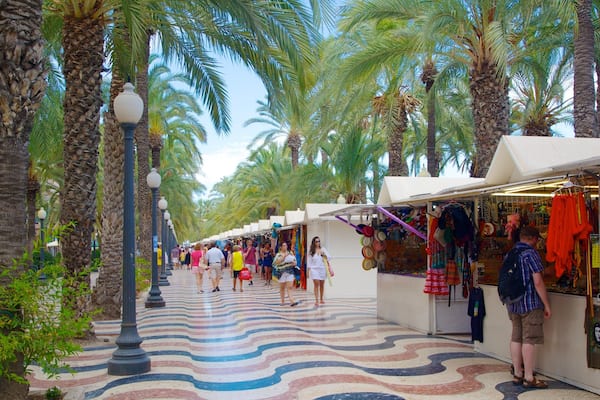 Explanada de Espana showing markets, a coastal town and street scenes