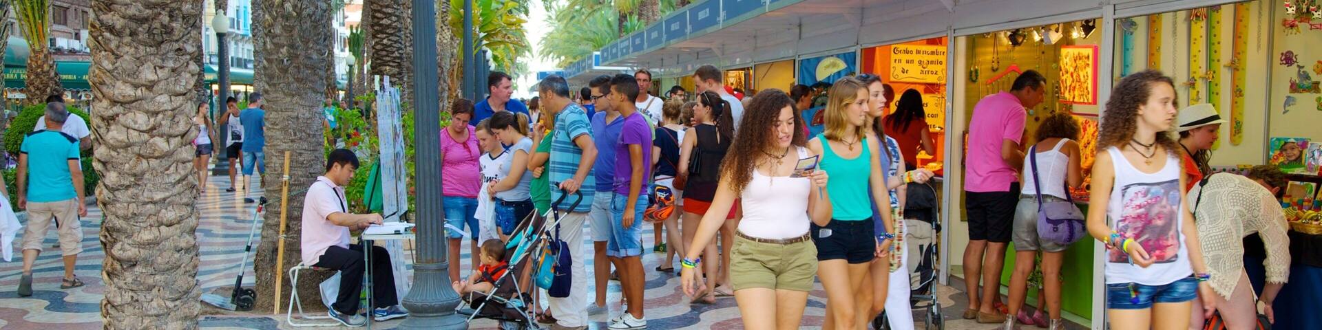 Explanada de España mettant en vedette marchés et scÚnes de rue aussi bien que important groupe de personnes