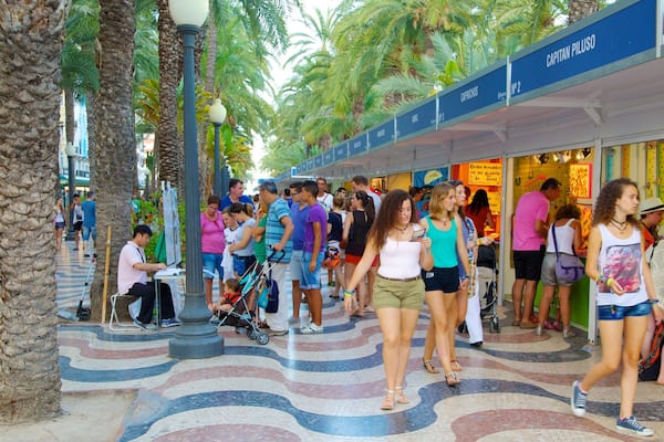 Explanada de España mettant en vedette marchés et scènes de rue aussi bien que important groupe de personnes