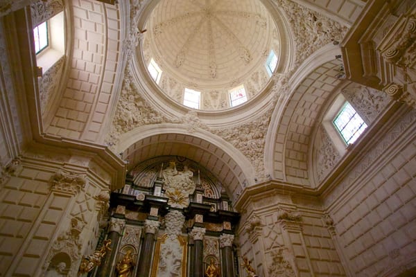 サン ニコラス大聖堂 どの含み 宗教名所, 教会あるいは大聖堂 と 屋内の眺め