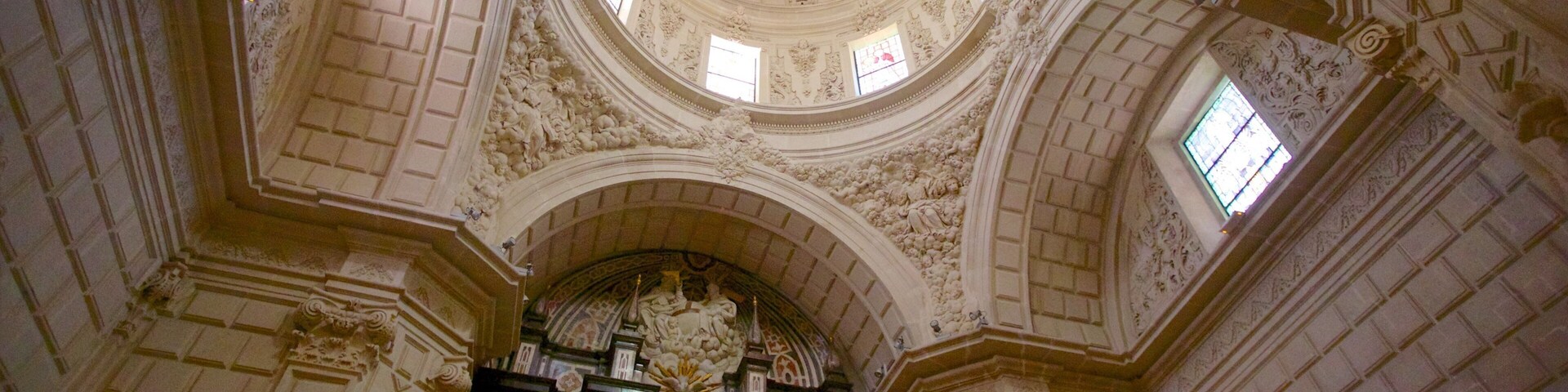 Catedral de San NicolĂĄs que inclui vistas internas, elementos religiosos e uma igreja ou catedral