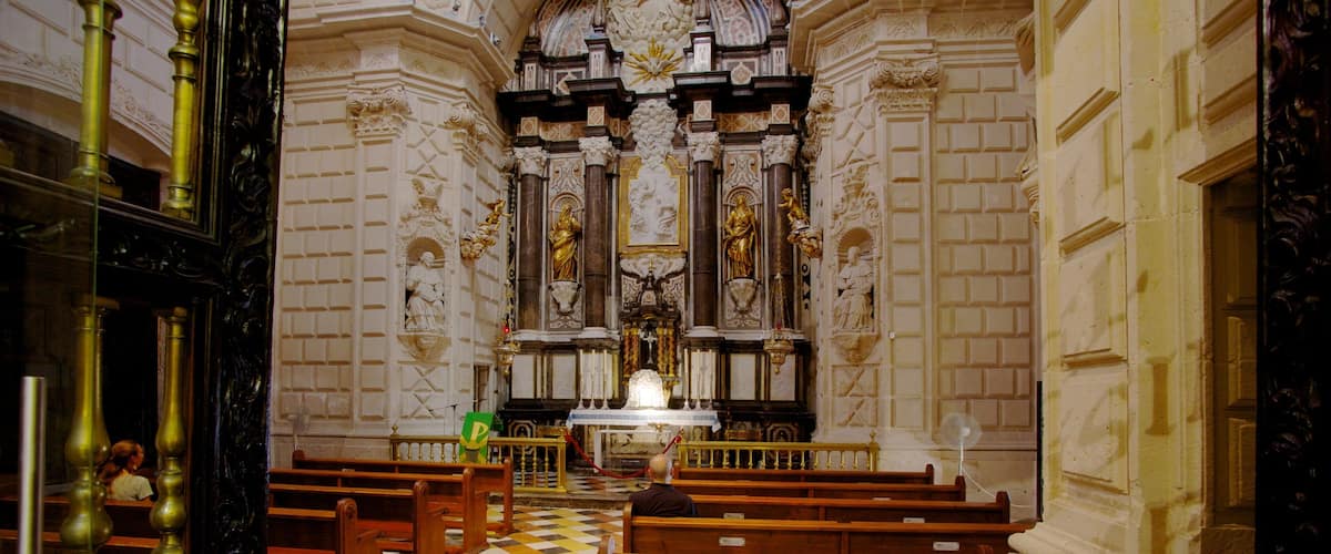 Catedral de San Nicolás que incluye una iglesia o catedral, vistas de interior y aspectos religiosos