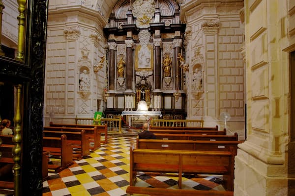 San Nicolas Cathedral which includes religious aspects, a church or cathedral and interior views