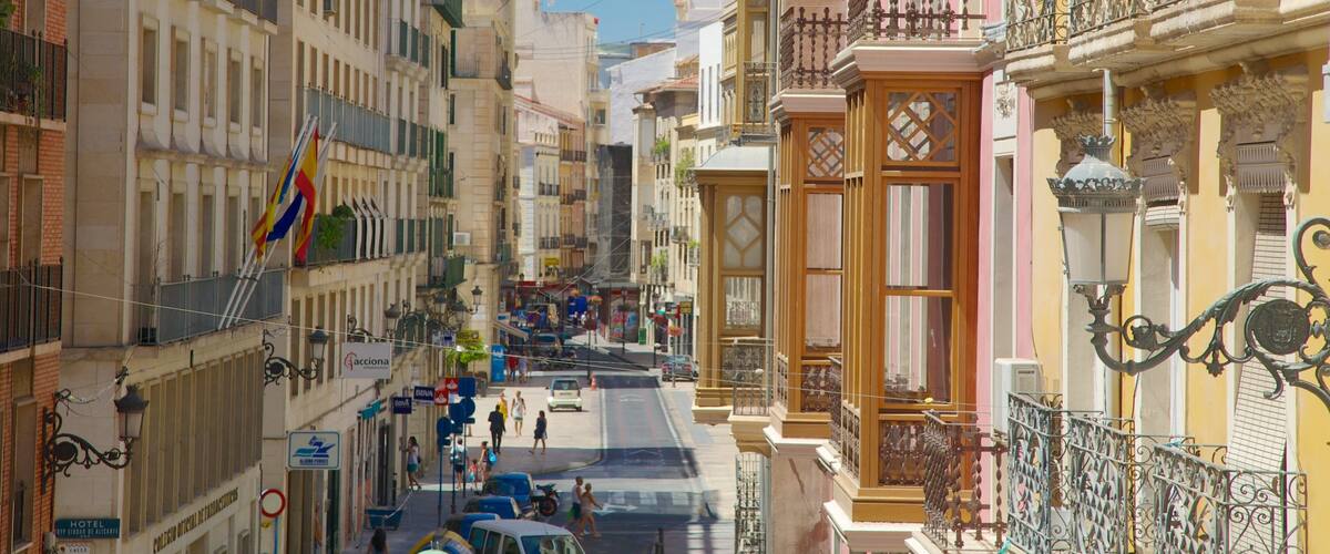 Basilique Santa Maria montrant patrimoine architectural, ville et scènes de rue