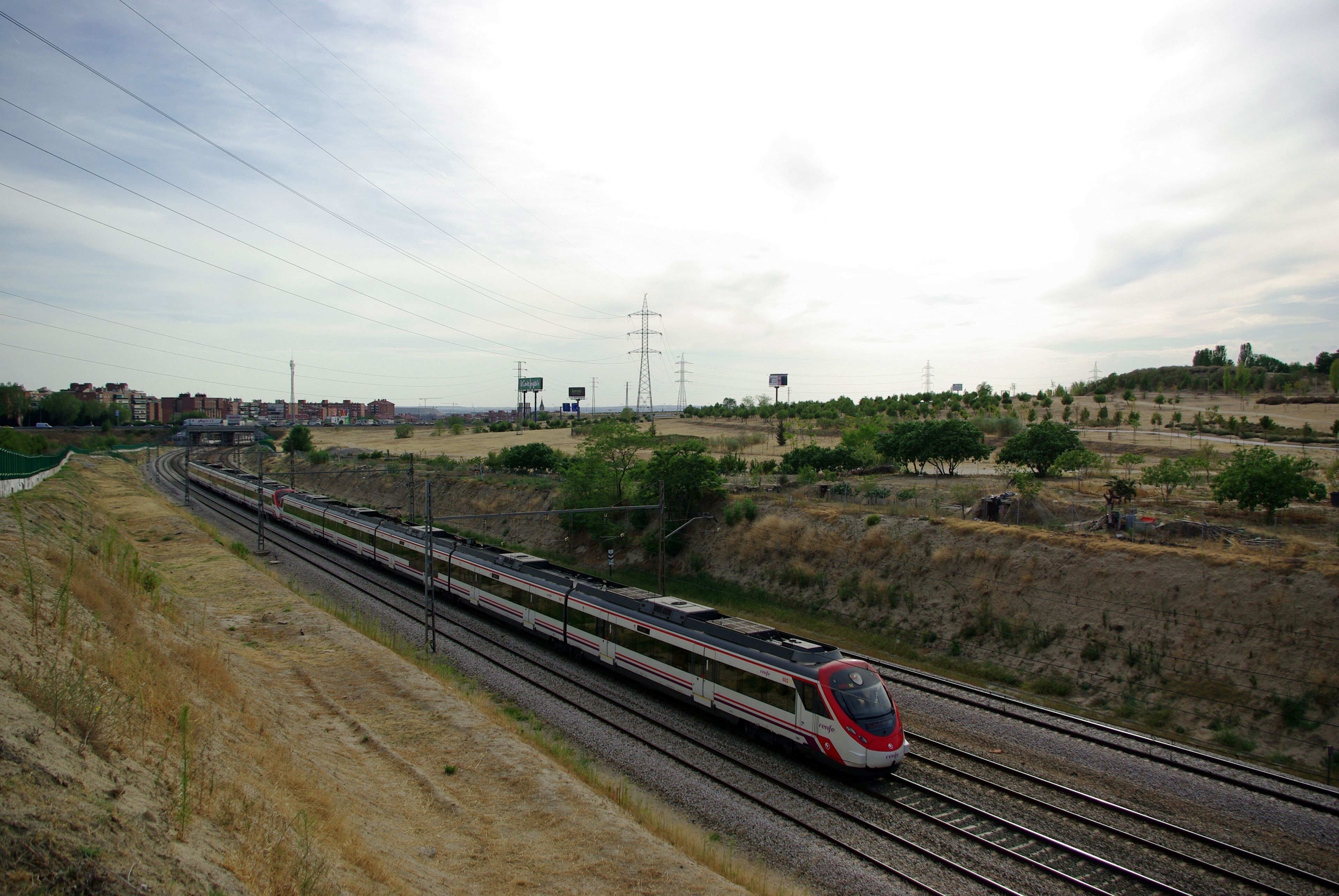 Un automotor eléctrico de la serie 465 de Renfe Operadora en doble por la línea 930 Madrid Atocha Cercanías-San Fernando de Henares de Adif, llegando a la estación de Vicálvaro.