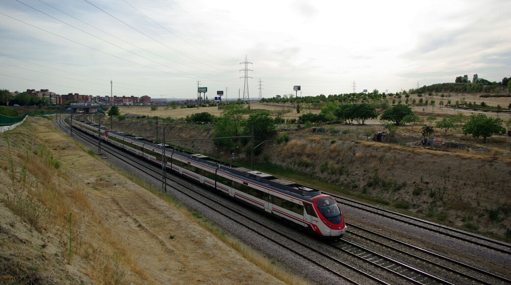 Un automotor eléctrico de la serie 465 de Renfe Operadora en doble por la línea 930 Madrid Atocha Cercanías-San Fernando de Henares de Adif, llegando a la estación de Vicálvaro.