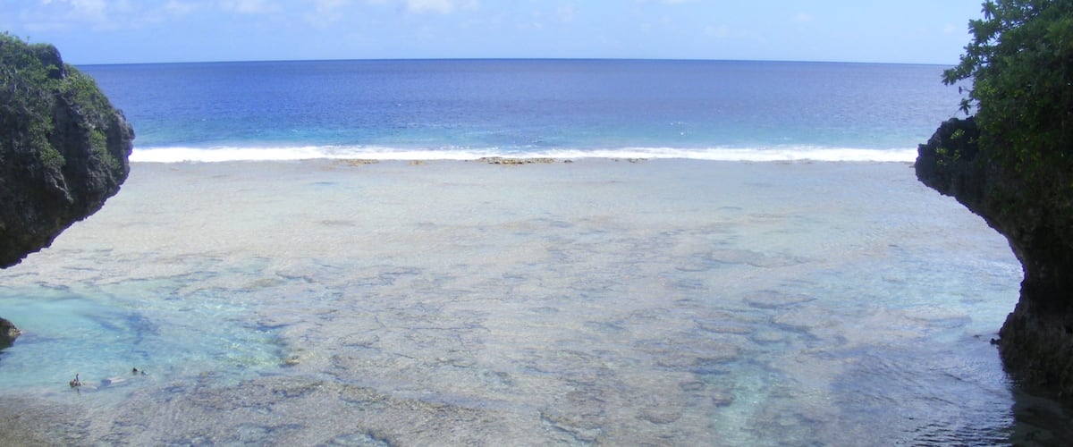 Tamakautoga showing colorful reefs as well as children