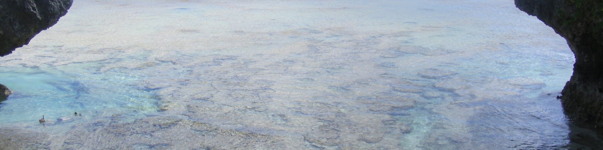 Tamakautoga showing colorful reefs as well as children