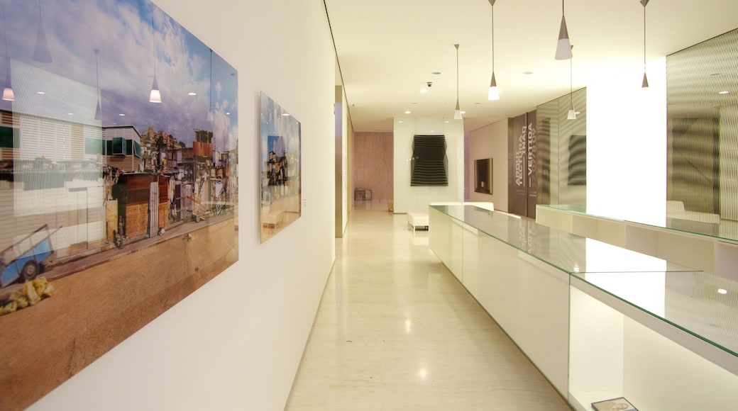 Museo de Arte Contemporáneo de Alicante mostrando vistas de interior y arte