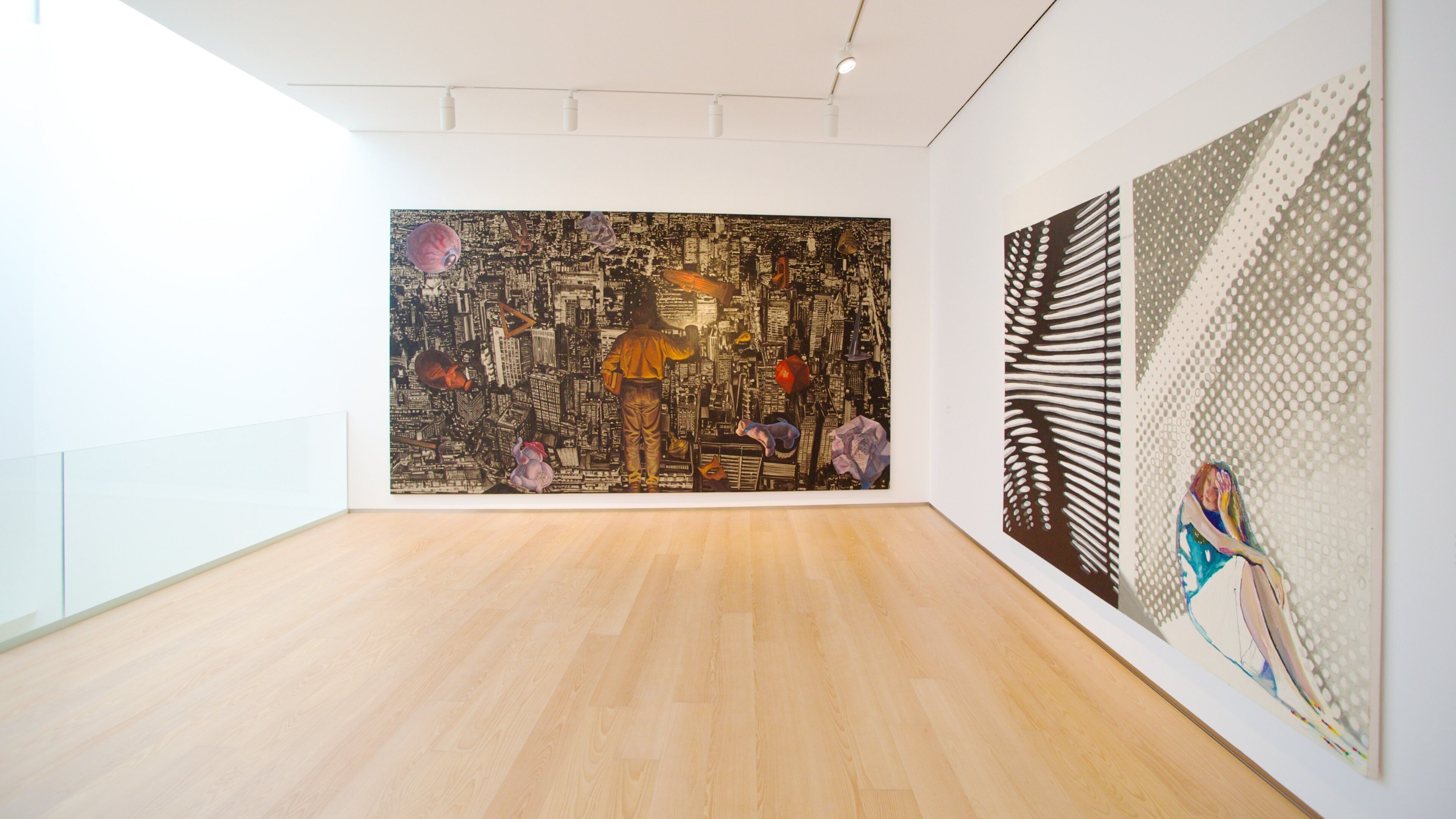 Una galería de arte con un cuadro abstracto grande y una obra más pequeña a la derecha.