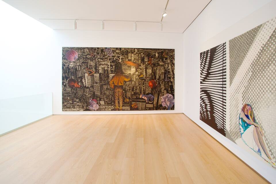 Una galería de arte con un cuadro abstracto grande y una obra más pequeña a la derecha.