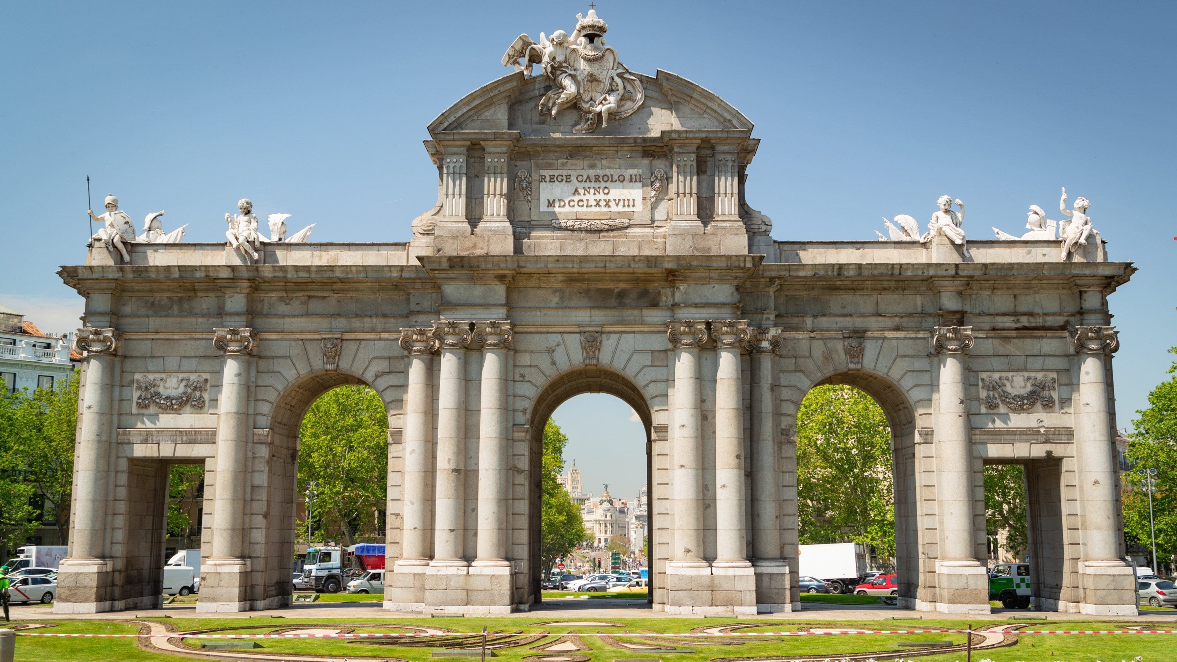 Puerta de Alcala featuring heritage architecture and a garden