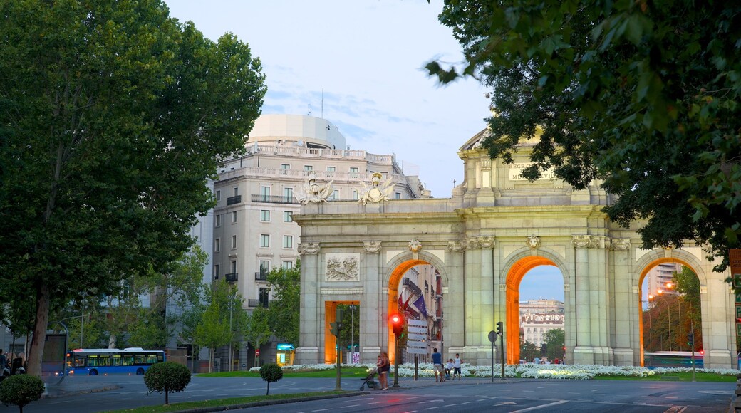 Puerta de Alcalá toont historische architectuur, straten en een monument