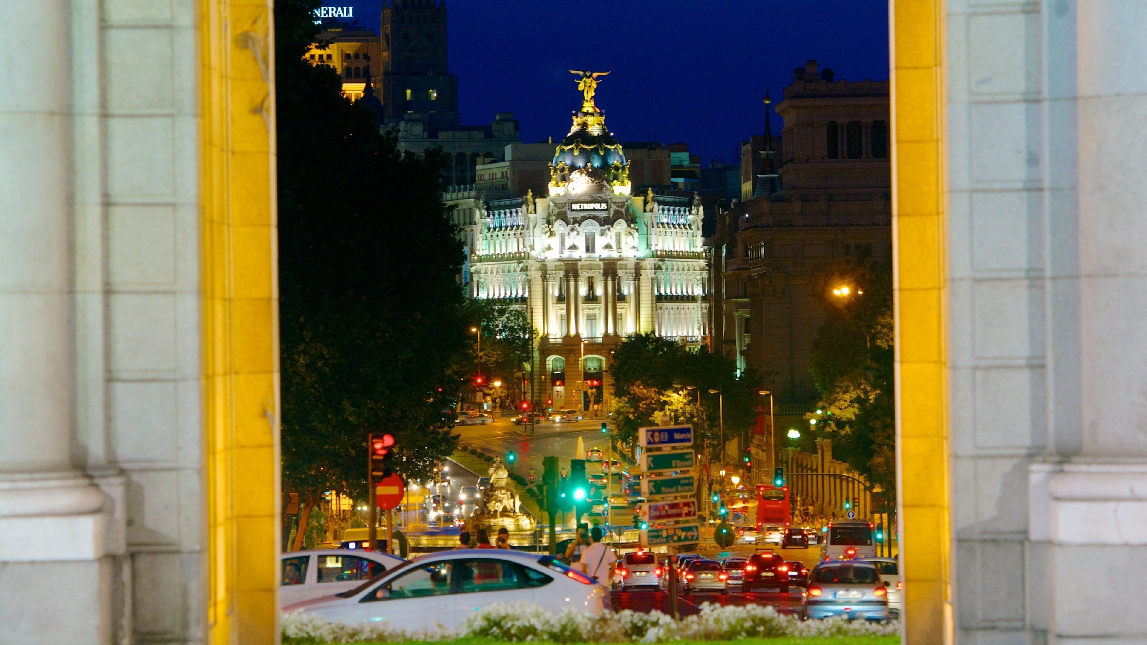 Puerta de Alcalá ofreciendo vistas, arquitectura patrimonial y una ciudad