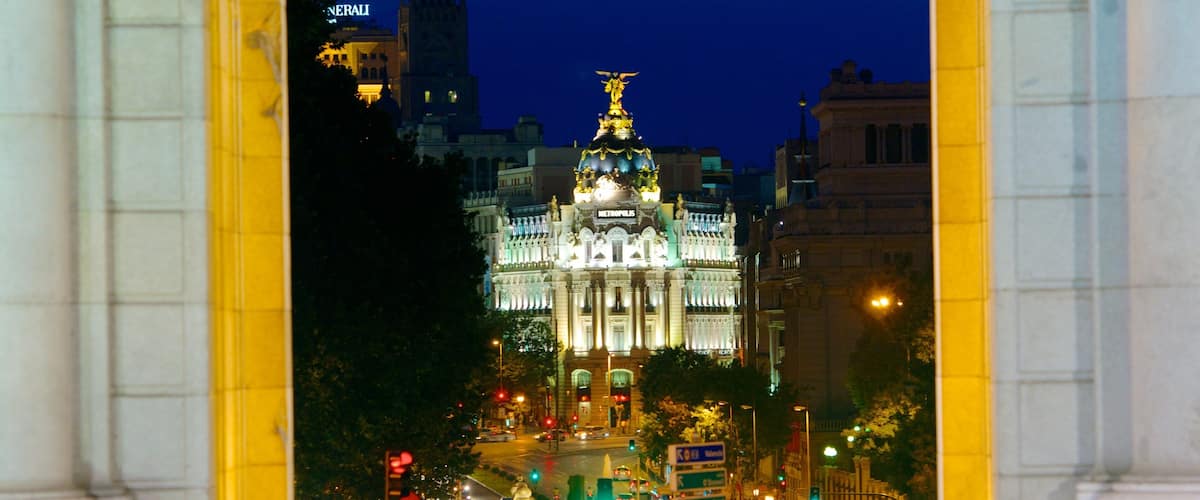Puerta de Alcala showing heritage architecture, a city and views
