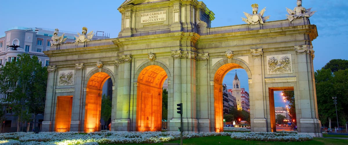 Puerta de Alcalá inclusief een monument, nachtleven en bloemen