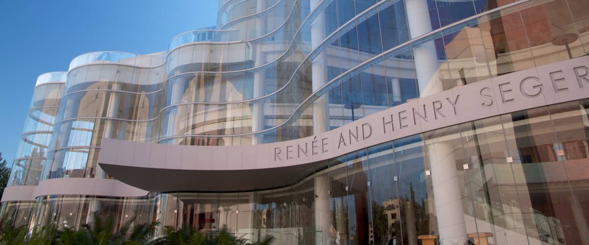 Segerstrom Center for the Arts qui includes ville, signalisation et architecture moderne