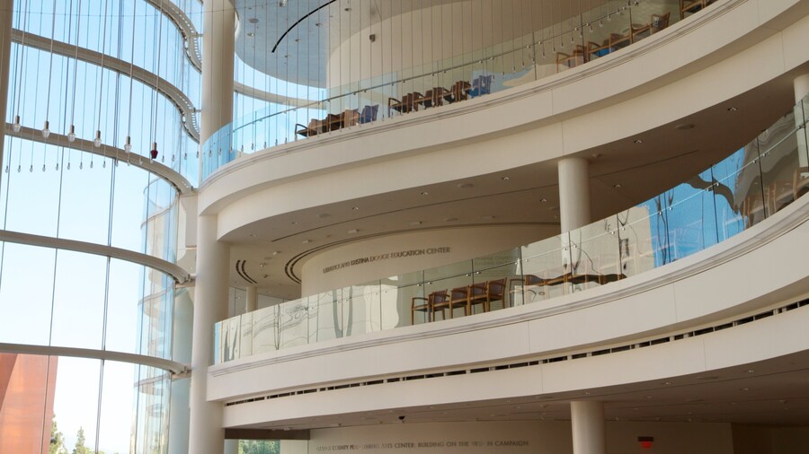 Segerstrom Center for the Arts que incluye una ciudad, vistas interiores y arquitectura moderna