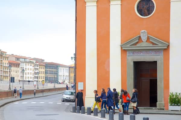 Palazzo Blu mit einem Straßenszenen und Stadt sowie große Menschengruppe