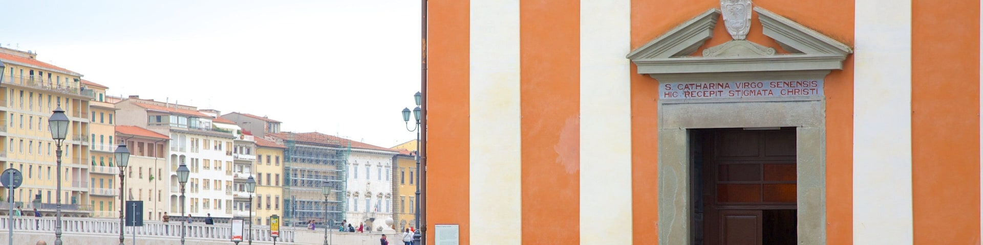 Palácio Azul caracterizando uma cidade e cenas de rua assim como um grande grupo de pessoas