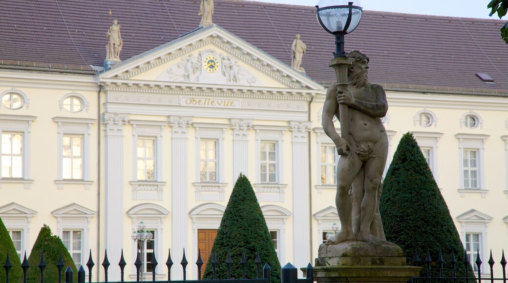 Schloss Bellevue inclusief een standbeeld of beeldhouwwerk, historische architectuur en kasteel of paleis