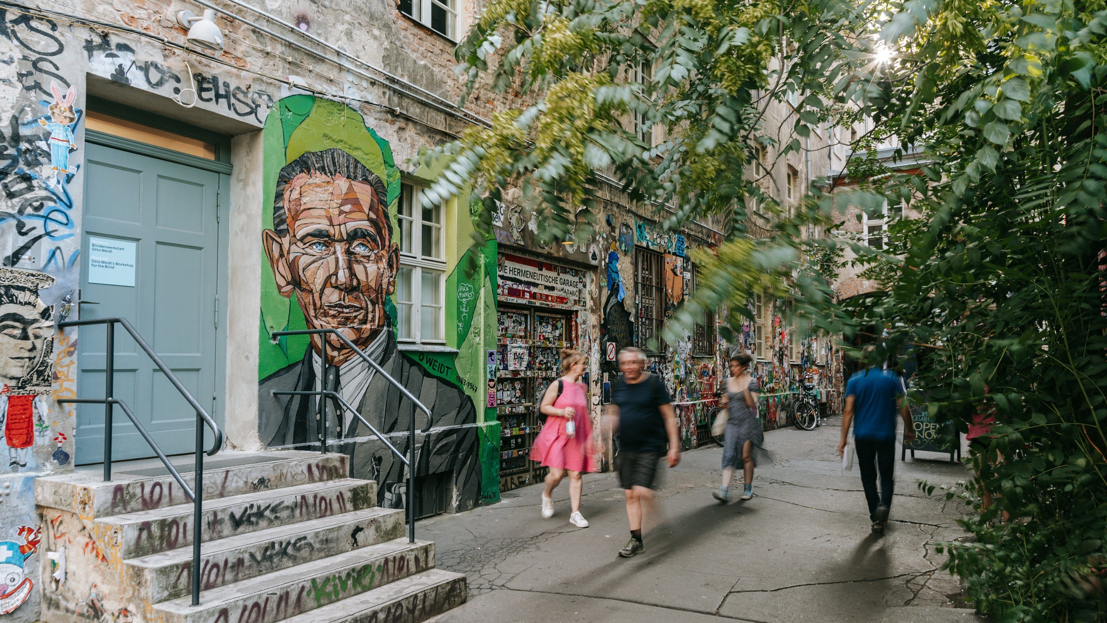Hackescher Markt which includes street scenes and outdoor art