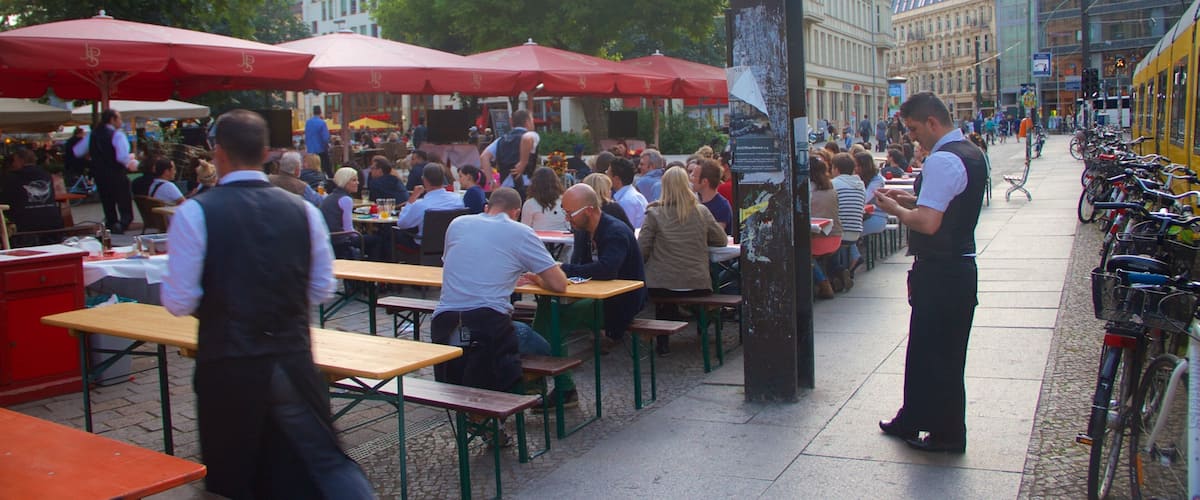 Hackescher Markt mit einem Essen im Freien sowie große Menschengruppe
