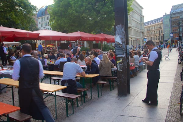 Hackescher Markt mostrando mangiare all\'aperto cosi come un grande gruppo di persone