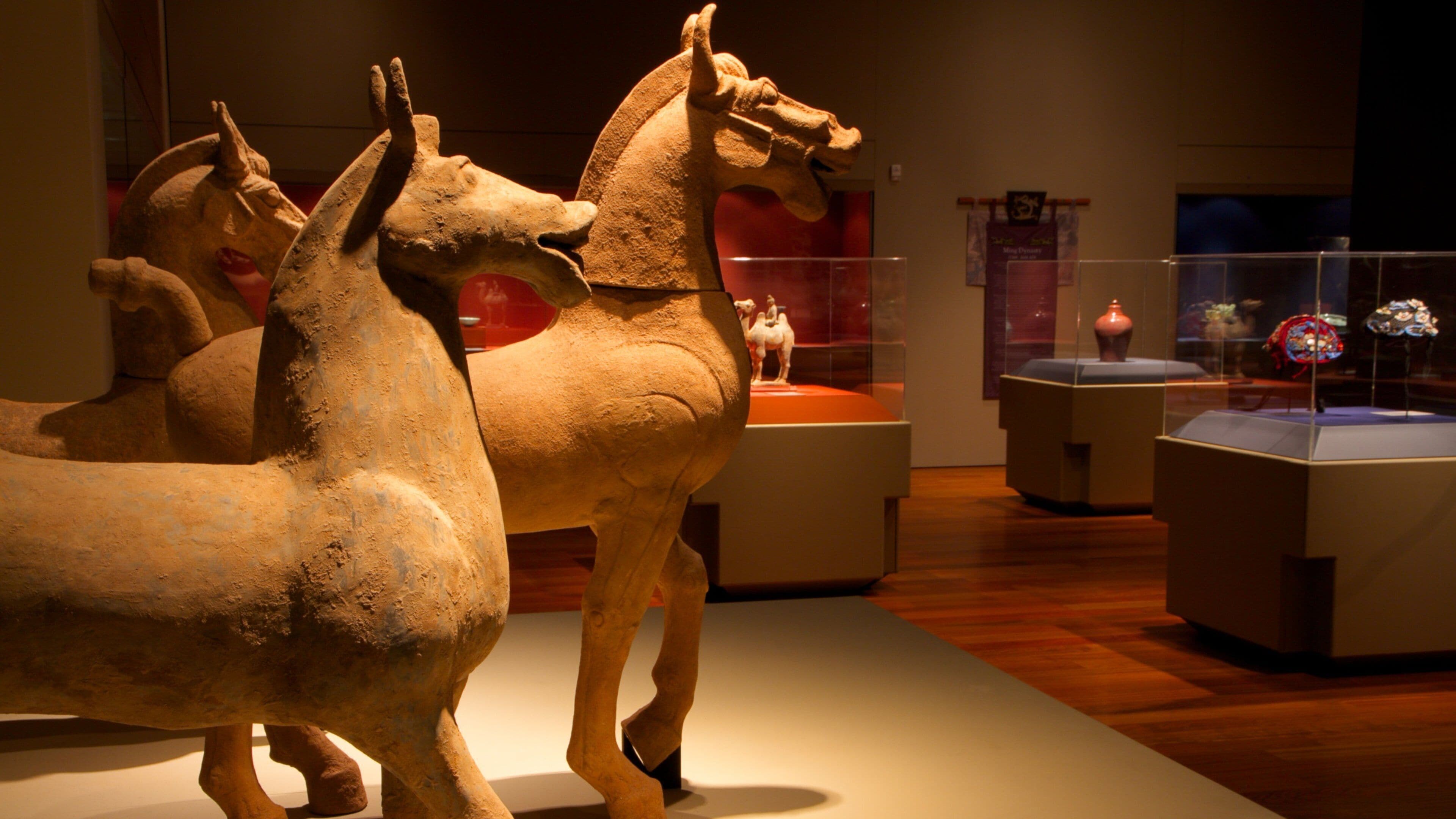 Bowers Museum fasiliteter samt kunst og innendørs