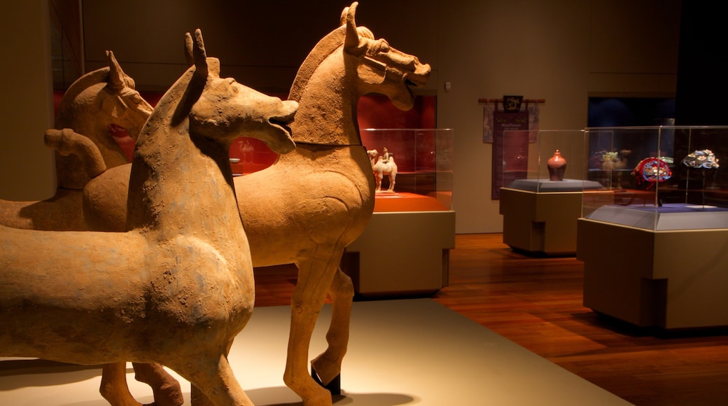 Bowers Museum fasiliteter samt kunst og innendørs