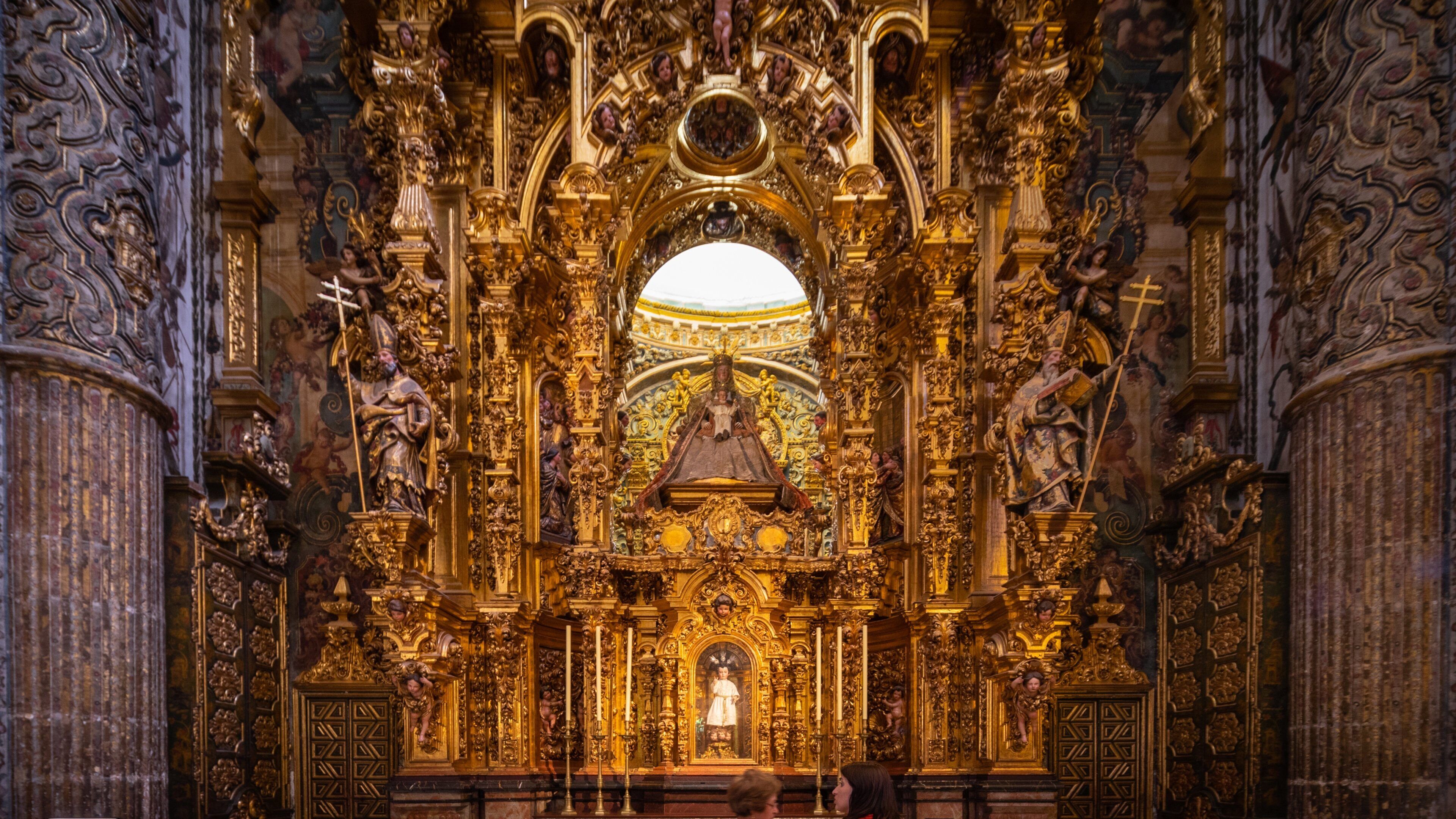 Salvador Church showing interior views, a church or cathedral and heritage elements