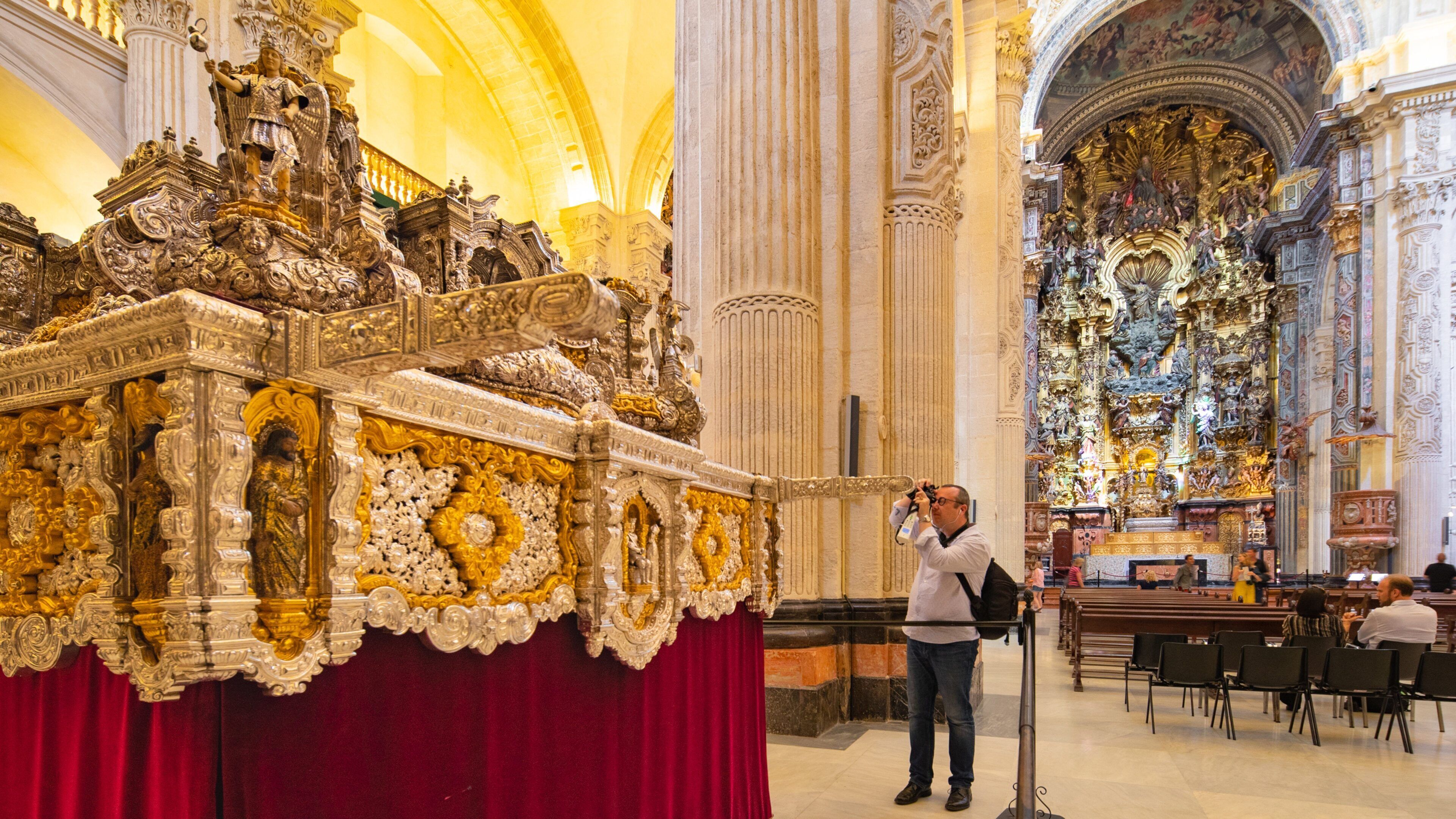 Salvador Church showing interior views, heritage elements and a church or cathedral
