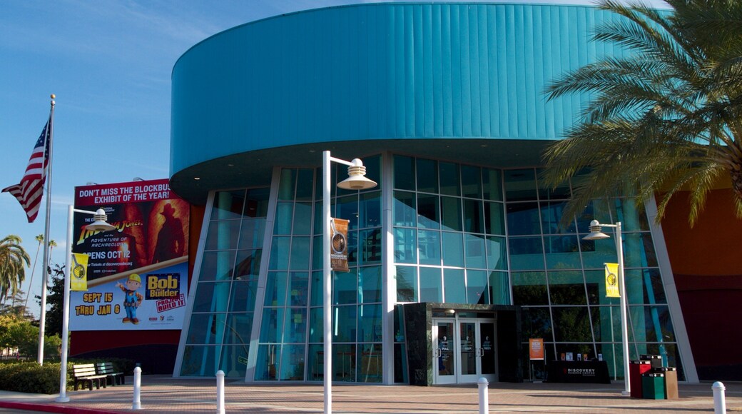 Museo de ciencias Discovery Science Center ofreciendo arquitectura moderna, escenas urbanas y una ciudad