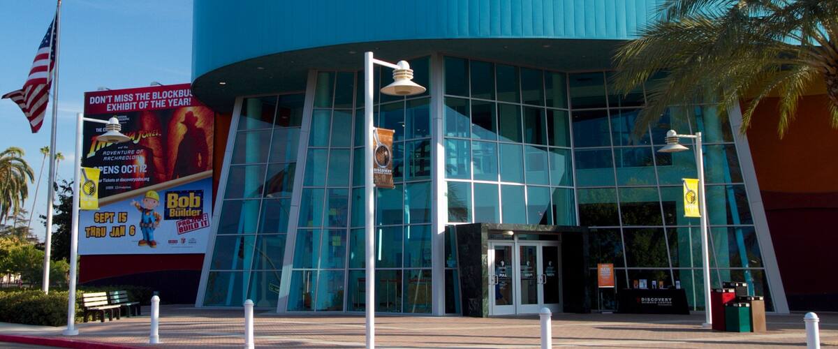 Discovery Science Center featuring modern architecture, street scenes and a city